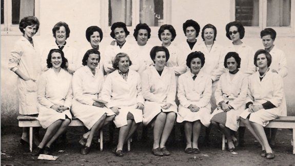 Milenna con maestras escuela N°2, Sra. Yolanda Soler de Castro, Sra. de Borgarello, Sra. de Azar, Blanquita Pielet, Beba Lastra, María Rosa Botti, entre otras.