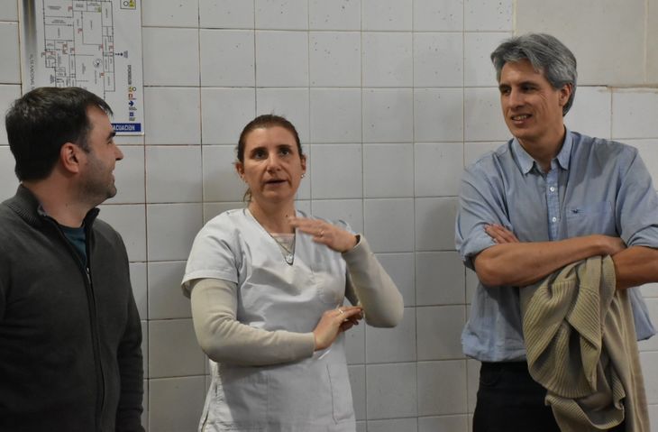 Soledad Angeli, veterinaria y directora técnica del frigorífico, explicando a funcionarios los avances realizados. Soledad Angeli, veterinaria y directora técnica del frigorífico, explicando a funcionarios los avances realizados.