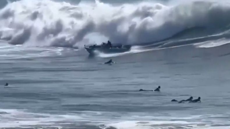Todos los ocupantes salieron despedidos al agua en plena zona de rompiente. | LM Neuquen Todos los ocupantes salieron despedidos al agua en plena zona de rompiente.