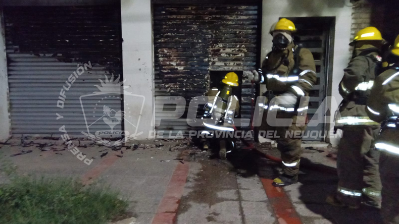 Grave incendio en una casa cercana a la Jefatura de Policía | LM Neuquen Grave incendio en una casa cercana a la Jefatura de Policía