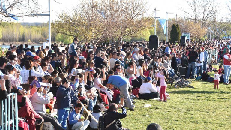 Una multitud se acercó al Paseo de la Costa para disfrutar de la antesala de los festejos