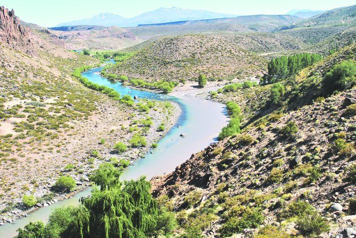 La confluencia de los ríos Neuquén y Varvarco.