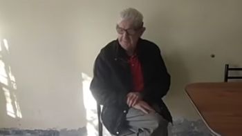 Bartolo, de 82 años, en su casa de Trelew. Luego de ausentarse por un tratamiento médico, un nieto de 25 no lo dejaba entrar a su propia casa. Bartolo, de 82 años, en su casa de Trelew. Luego de ausentarse por un tratamiento médico, un nieto de 25 no lo dejaba entrar a su propia casa.
