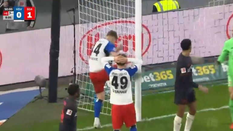 ¡Casi rompe todo! Un jugador erró un gol clave y estalló con patadas al arco