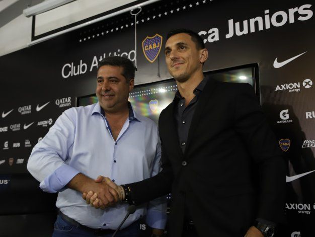 Burdisso firmó con Boca como mánager y será clave en la elección del DT