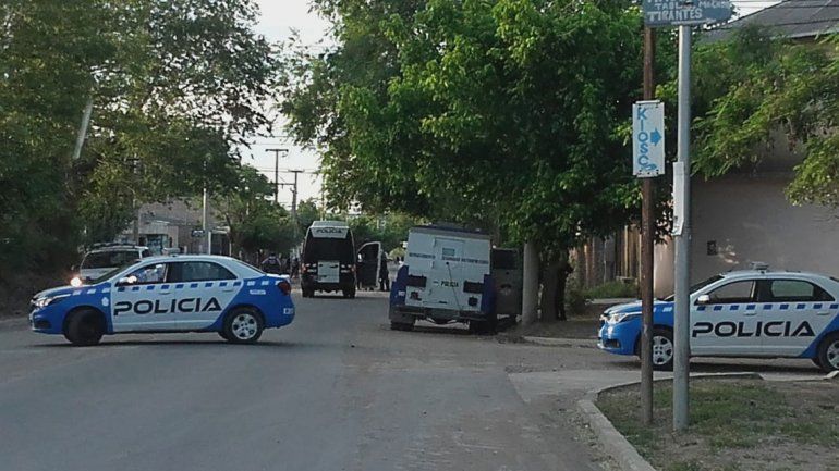 Barrio Confluencia: dos bandas se tirotearon y atacaron a la Policía