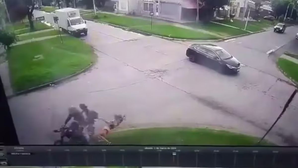 Impactante video: motociclista chocó a una abuela que caminaba con su nieta y se fugó