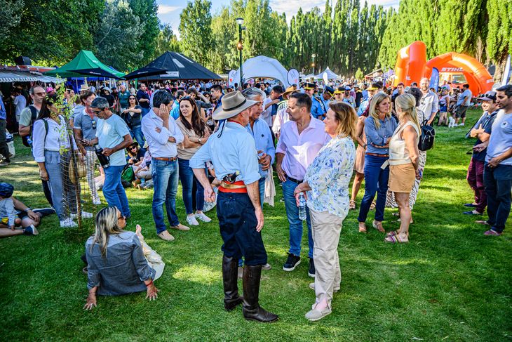 El gobernador Rolando Figueroa recorrió la expo acompañado por la presidente d ela SRN, Cecilia de Larminat. Foto: gentileza SRN. El gobernador Rolando Figueroa recorrió la expo acompañado por la presidente d ela SRN, Cecilia de Larminat. Foto: gentileza SRN.