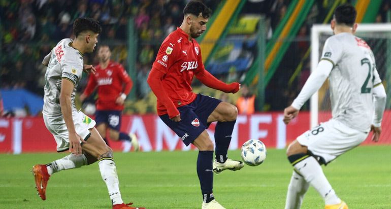 El pibe Santiago López maniobra entre dos rivales en la igualdad del Rojo ante Defensa y Justicia.