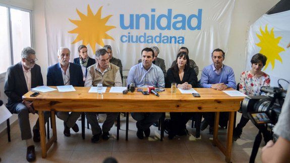 Bertoldi, Darío Martínez, Soledad Martínez y referentes de varios partidos kirchneristas, ayer en conferencia.