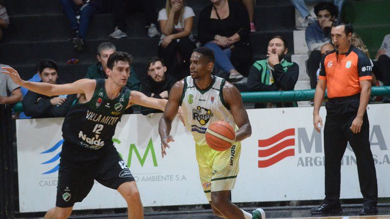 Villa Mitre golpeó de entrada a Pérfora y tomó la ventaja inicial