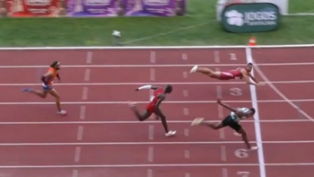 ¡se tiro de cabeza y volo! para ganar la final de atletismo ¡se tiro de cabeza y volo! para ganar la final de atletismo