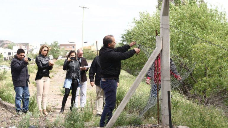 Rincón Club: el concejal Baggio sacó el alambrado que impide el paso al Río Neuquén