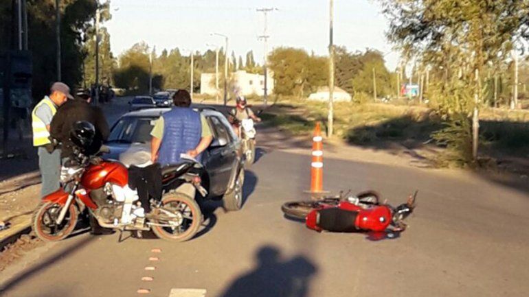 Dobló muy abierto y chocó de frente contra un auto
