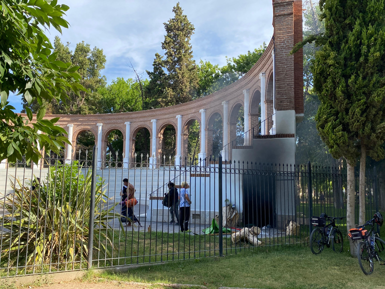 Dramático video: pánico y tensión en el Parque Rosauer por un hombre que casi muere quemado