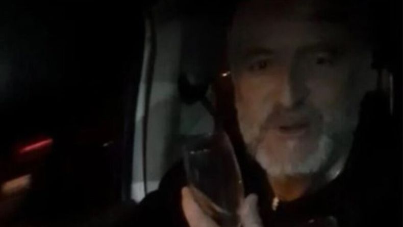 El escandaloso video de un funcionario tomando alcohol mientras manejaba