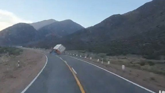 Impactante vuelco de un camión en Alta Montaña