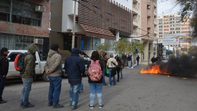El escrache que se realizó el viernes fuera de la sede judicial de Yrigoyen.