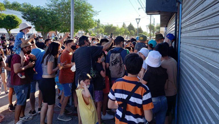 Homer El Mero Mero convocó a una multitud en Cutral Co y se armó un escándalo