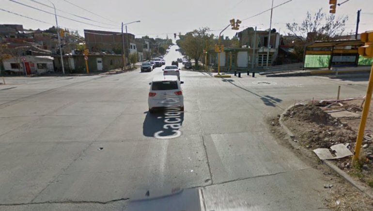 Investigan un choque que terminó con una motociclista internada