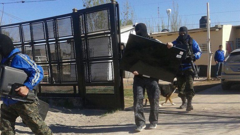 Parte del botín robado fue secuestrado por personal policial.