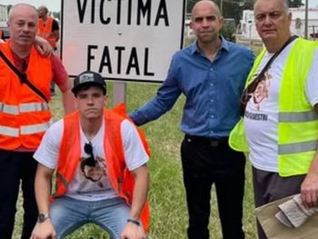 Chubut: Luciano Virgili (agachado) en el lugar donde perdió a sus cuatro amigos.