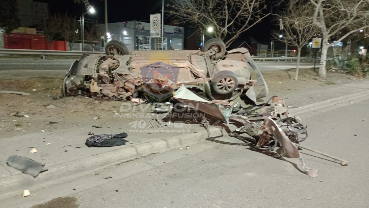 El auto quedó destrozado y tumbado en el cantero entre Avenida Mosconi y calle Perticone / Foto Prensa Policía