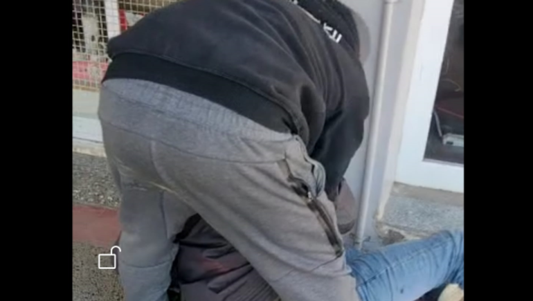 Un repartidor persiguió a un ladrón por robar un celular y lo atrapó