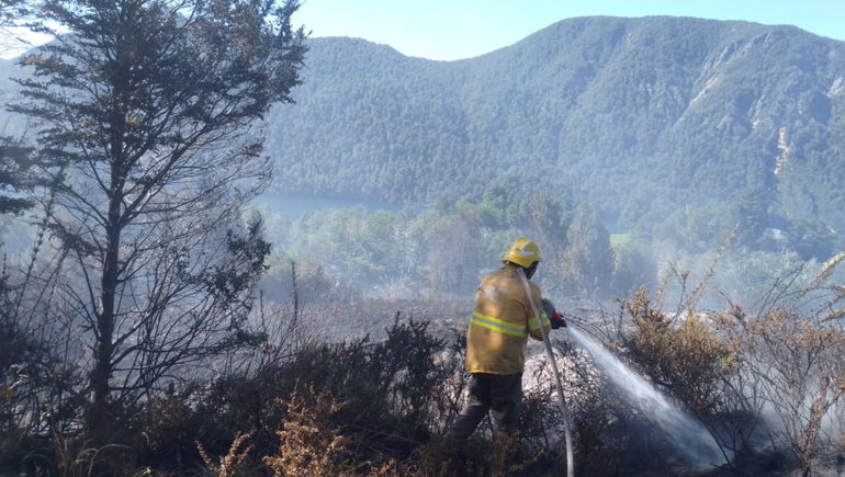 Los brigadistas que combaten los incendios de Chubut recibieron un emotivo regalo.