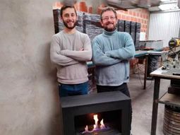Los inventores de la estufa que calefacciona los ambientes y no necesita conexión al gas ni a la electricidad.