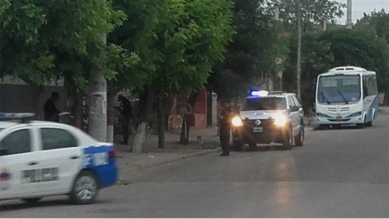 Balearon a un policía para robarle la mochila mientras esperaba el cole para ir a trabajar