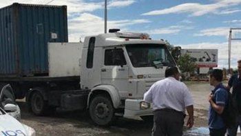 un camion choco el puente y dejo a la region sin el tren del valle un camion choco el puente y dejo a la region sin el tren del valle