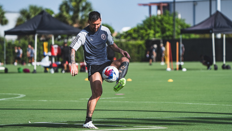 Lionel Messi con la pelota en el entrenamiento del Inter de Miami. Está todo listo para su debut con el equipo Pink.&nbsp;
