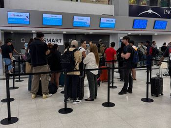 se quedaron sin viajar en avion desde neuquen: denuncian sobreventa de pasajes de jetsmart