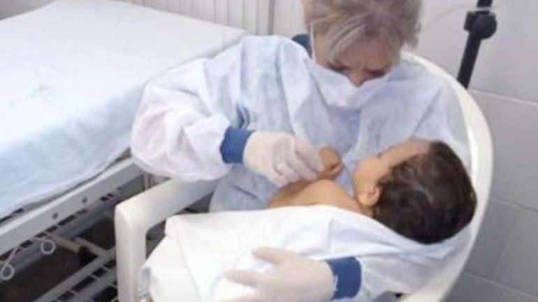 El drama de un bebé que sobrevivió a un accidente y se quedó sin familia