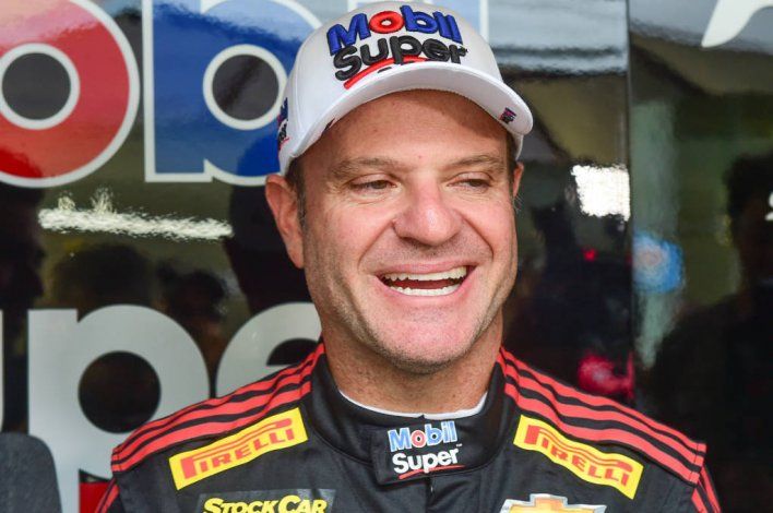 Rubens Barrichello gestiona una prueba arriba de un Súper TC2000