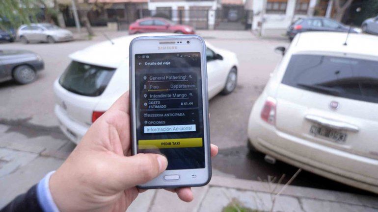 Los propietarios de taxis pidieron que el Municipio analice la legalidad de la aplicación de tecnología desarrollada por un vecino para pedir un taxi.&nbsp;