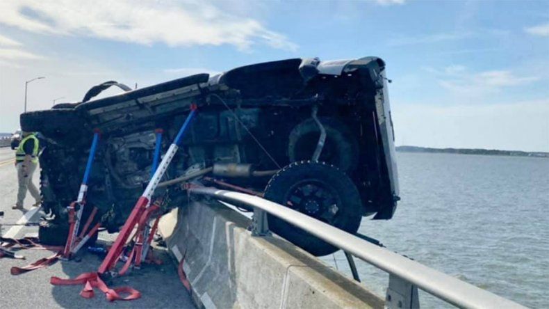 Un hombre se lanzó al mar para salvar a un bebé que cayó de un auto