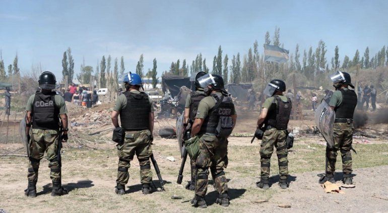 Cipolletti: máxima tensión en una toma por un confuso operativo 