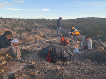 Un estudio técnico de 15 meses analiza el potencial de litio en roca en dos áreas de Río Negro, con muestreos, mapeo y análisis en curso. Un estudio técnico de 15 meses analiza el potencial de litio en roca en dos áreas de Río Negro, con muestreos, mapeo y análisis en curso.