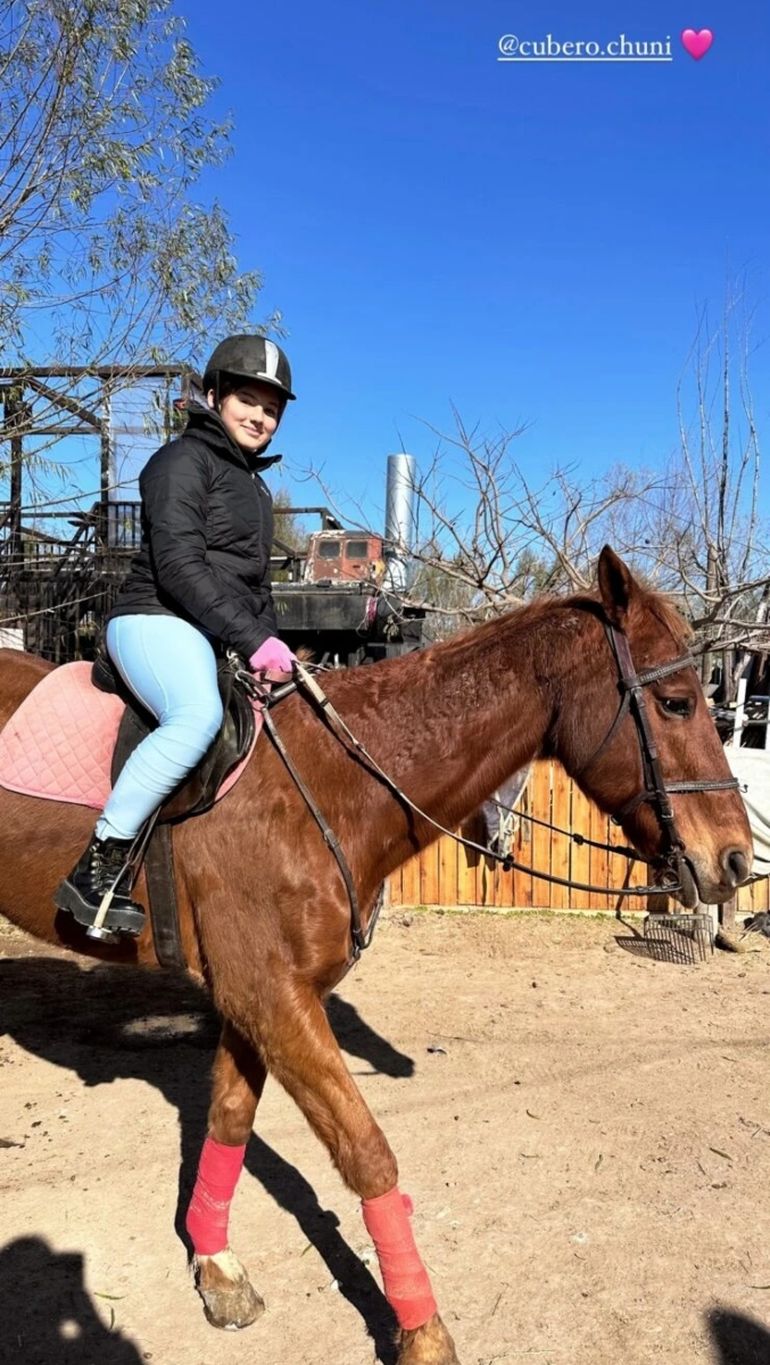 Sienna Cubero haciendo equitación Sienna Cubero haciendo equitación