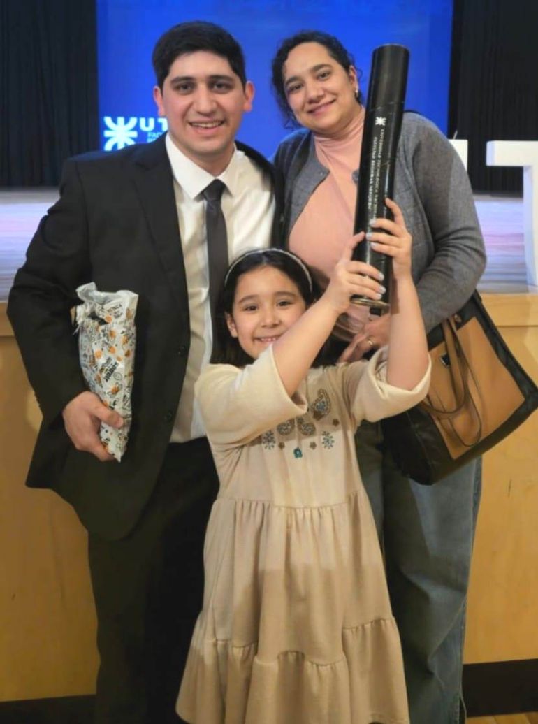 Pablo, su esposa Yohana y si hijita Sayen en la colación cuando recibió el título de Ingeniero Químico. Pablo, su esposa Yohana y si hijita Sayen en la colación cuando recibió el título de Ingeniero Químico.