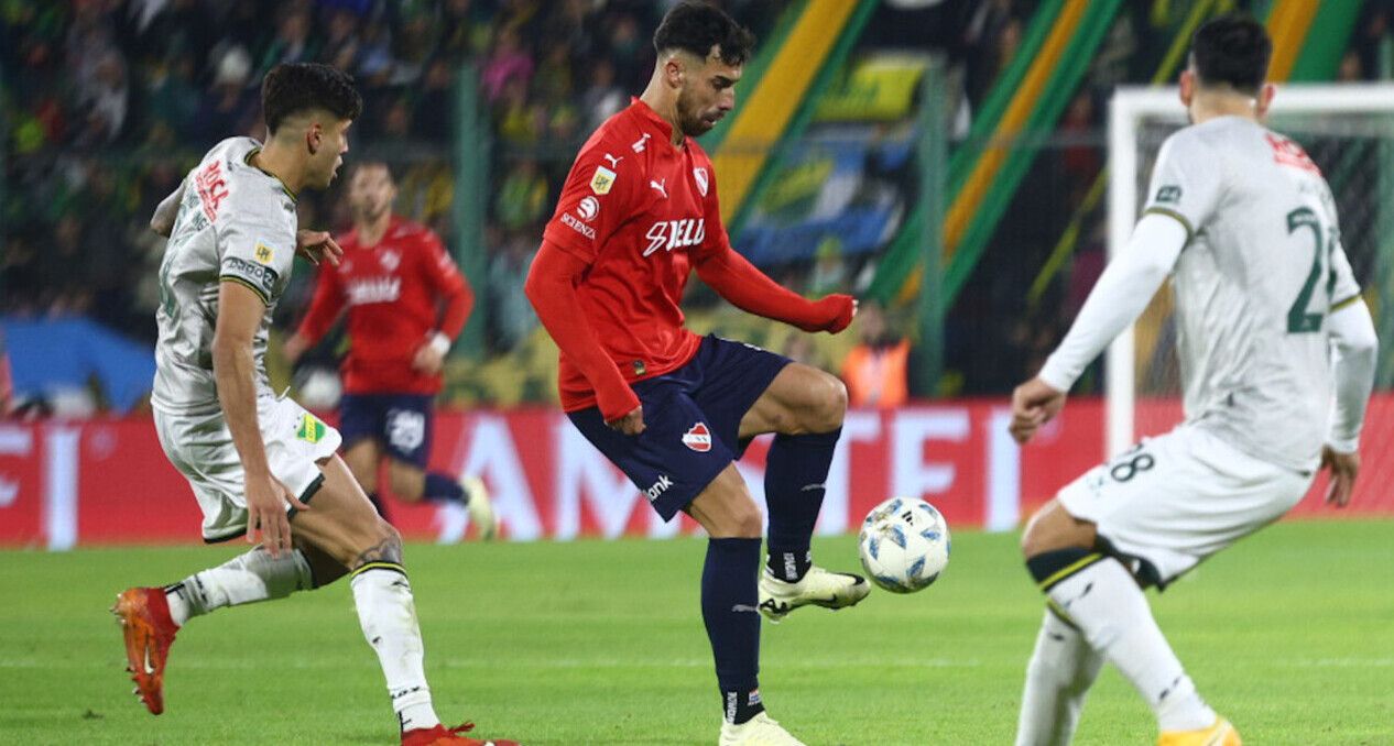 El pibe Santiago López maniobra entre dos rivales en la igualdad del Rojo ante Defensa y Justicia.