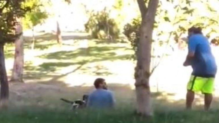 Video: una pelea de perros terminó con un vecino amenazado con un cuchillo