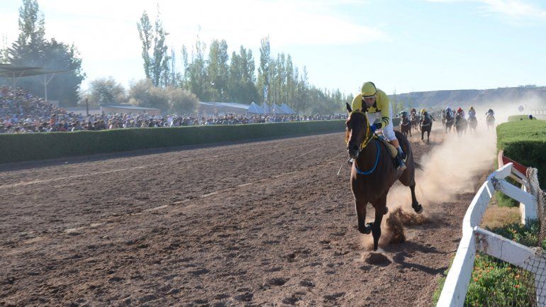 Más de 6000 personas se espera colmen las instalaciones del hipódromo Ciudad de Neuquén.