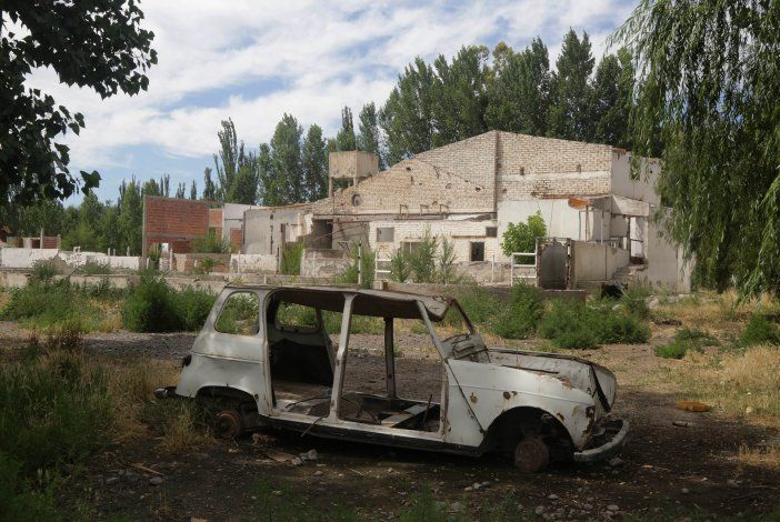 El matadero de Centenario, en ruinas por los saqueos.