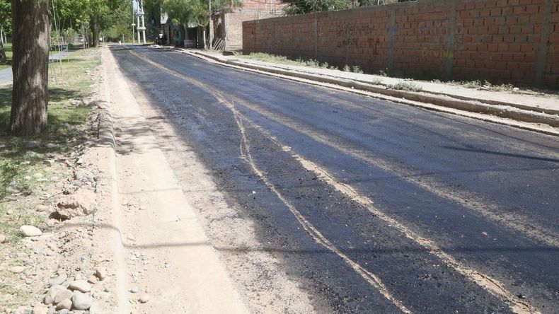 Pavimentación histórica en Neuquén: los avances en más de 450 cuadras en los barrios Z1 y Valentina | LM Neuquen Pavimentación histórica en Neuquén: los avances en más de 450 cuadras en los barrios Z1 y Valentina