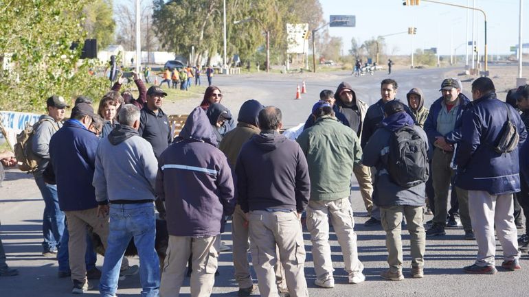 Llegó la orden de desalojo para los ceramistas que cortan la Ruta 7 en Neuquén