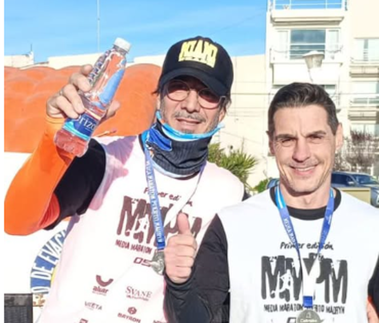 El kinesiólogo Aníbal Gómez junto a su hermano, luego de completar una maratón de 21K. El kinesiólogo Aníbal Gómez junto a su hermano, luego de completar una maratón de 21K. 
