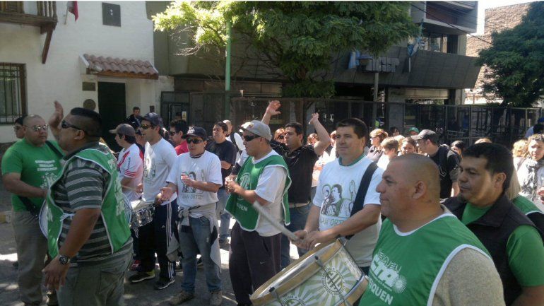 ATE tomó el Ministerio de Hacienda en reclamo de aumentos